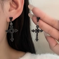Detail von gotischen schwarzen Kreuzohrringen mit Herzstecker und Kristallbesatz - Ganz Schwarzes Kreuz
