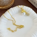 Collar de perla dorada y estrella de estilo francés con colgante de gorro en plato blanco - Estilo Estrella de Perlas Doradas