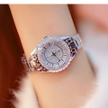 Silberne Damenarmbanduhr mit Strass-Lünette und Metallarmband am Handgelenk getragen - Exquisites Silber
