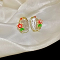 Vue macro des boucles d'oreilles perles baroques avec fleurs en émail et bord doré - 7# Tige d'oreille en argent - Or - Blanc