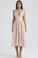 Détail de la robe mi-longue fleurie rose avec col en V et design à la taille - S / Imprimé Rose