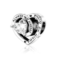 Makro-Detail des S925 Silber Herz-Charms mit Always my mother Forever my friend Gravur - Klarer Weißer Zirkonia