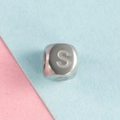 Perle cube en acier inoxydable argenté avec lettre S pour création de bijoux - Lettre S