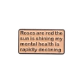 Rosa Emaille-Pin mit Spruch Roses are red my mental health is rapidly declining - Mental Health Englisches Gedicht Stil (QHXZ2042)