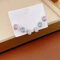 Set dettagliato di tre paia di orecchini a lobo ovali con zirconi viola, blu e trasparenti - Set di Orecchini a Bottone Viola Blu Bianco (3 Paia)