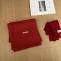 Detalle de conjunto de bufanda y guantes de invierno de punto grueso rojo sobre madera - Conjunto de bufanda y guantes de lana de punto