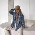 Dettaglio camicia a quadri blu e grigio indossata con top marrone e cappellino verde - S / Acqua