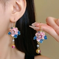 Vue détaillée des boucles d'oreilles pivoine rose avec feuilles bleues et perles - 26# Rose Bleu Pivoine Perle (5915056812144)