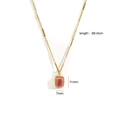 Detail van 14k vergulde ketting met 11x7mm roze stenen hanger en afmetingen - Rechthoekige kralenrand / Rhodoniet