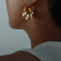 Orecchini geometrici placcati in oro stile francese con smalto bianco su modella - Oro Smalto Bianco