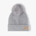 Gorro de punto gris con pompón suave y delicado bordado de lazo para invierno frío - Azul grisáceo