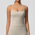 Dettaglio del top da yoga color nudo con texture spazzolata opaca morbida - Taglia S / Top / Marrone Cammello