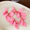 Elegante lange Quastenohrringe mit rosa Rosenblättern und Goldketten auf Tablett - 36# Stahlstift - Rosa