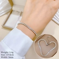 Gros plan d'un bracelet tennis en zircone argenté de 3mm porté au poignet avec détails - Acier inoxydable / Argent (P232 Acier)