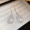 Orecchini pendenti con perle a goccia in stile vintage francese e ganci dorati - Bianco