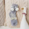 Calcetines dulces de pelo de conejo gris con pompones blancos y lazos decorativos - Talla única / Azul