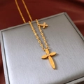 Dettaglio della collana con ciondolo a croce placcata oro 24K con piccolo diamante bianco - Stile pendente a croce