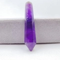 Dunkelvioletter sechseckiger Kristallprisma-Anhänger auf einem vertikalen Samtständer - Amethyst