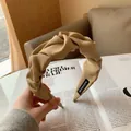 Serre-tête large en tissu plissé rétro beige kaki avec étiquette faite à la main - Café Clair