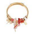 Vista dettagliata del bracciale dorato con ciondoli a forma di libellula, farfalla e ballerina - Rosso