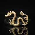 Gros plan détaillé d'un pendentif dragon doré en alliage pour accessoires de cheveux DIY - Or KC (Droite)