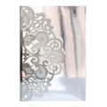 Détail d'une invitation de mariage argentée découpée au laser avec motifs ajourés fins - Argent Réfléchissant