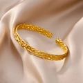 Primer plano de un brazalete ajustable dorado con textura martillada sobre seda - Estilo Martillado Minimalista(B1271)