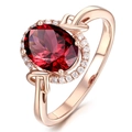 Anello in oro rosa con grande gemma rossa ovale e zirconi trasparenti intorno al bordo - Anello