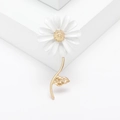 Dettaglio di spilla margherita bianca con nucleo dorato su sfondo bianco pulito - Bianco (MM-BR-3714-WH)
