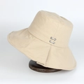 Detalle del sombrero de sol beige de ala ancha con hebilla decorativa de metal plateado - Ajustable / Caqui