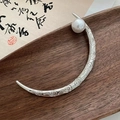 Elegante maan haarspeld met witte parel en gegraveerd zilveren wolkenpatroon - Gesneden Stijl / Zilver Retro Wolkenpatroon