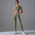 Detail eines Yoga-Sets mit V-förmigem Bund und Sport-Crop-Top in sattem Olivgrün - S / Grüngrau