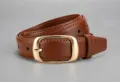 Détail de ceinture en cuir marron caramel, sangle fine élégante pour femmes, accessoire jean. - 105cm / Couleur caramel