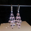 Detalle de los pendientes de cristal rosa en forma de corazón con borlas de circón brillante - Hebilla de Oreja con Borla de Corazón / Rosa