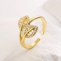 Anello a foglia regolabile placcato oro 18K con zirconi scintillanti su fondo in pietra - Stile a incrocio di foglie
