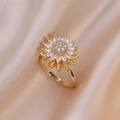 Detailansicht eines drehbaren Sonnenblumenrings mit funkelnden Zirkon-Herz-Blütenblättern - Sonnenblumen-Ring (J0034) / Gold