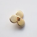 Botón de metal dorado con forma de trébol y acabado pulido con ojal de costura posterior - Martillo de Trébol Único (Aleación sin anillo)