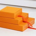 Helle orangefarbene PE-Folien-Schmuckboxen in drei Größen mit passenden Bandgriffen - 7*7*2cm / Flammenorange