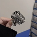 Minimalistische Haarspange aus dunkelgrauem Metall mit Spirale für hohen Pferdeschwanz - Schwarz