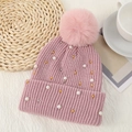 Berretto in maglia rosa da donna con decorazioni in perle e un grande pompon di ecopelliccia - Taglia unica / Rosa