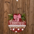 Nahaufnahme von Weihnachtskranz-Schild aus Holz mit roter Schleife und Schriftzug - Rote Schneeflocke Merry Christmas Stil