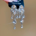 Dettaglio macro di orecchini geometrici a nappa d'argento con cristalli lucenti - Bianco (Perno per orecchino in argento)