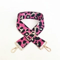 Dettaglio macro della tracolla leopardata con fibbia in metallo dorato e chiusura a moschettone - Leopardo Rosa Rosso Cachi / Argento