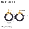 Detailansicht großer goldener gedrehter Creolen mit Abmessungen 4,8cm x 4,3cm - 18K Gold / Schwarz (NB-E1529-BK)