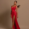 Elegantes rotes Abendkleid aus Satin mit Karree-Ausschnitt, Korsett und hohem Schlitz - XS / Rot