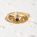 Verstellbarer goldener Kronenring mit blauem Edelstein und Kristallen auf Steingrund - Einstellbar Offen / Gold (Blauer Zirkonia)