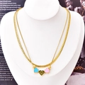 Collier double couche doré avec pendentifs cœurs émaillés bleu et rose sur mannequin - Collier Or