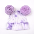 Détail du bonnet en tricot tie-dye avec deux pompons en fausse fourrure violette - Violet