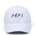 Dettaglio del ricamo PAPI nero su un cappellino da baseball in cotone bianco - Regolabile / Bianco