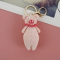 Portachiavi a forma di maialino rosa fatto a mano all'uncinetto con sciarpa rossa - Stile Maiale